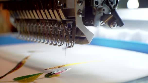 Przemysł włókienniczy.Nowoczesna maszyna do haftowania przemysłowego stosuje wzór na tkaninie. — Wideo stockowe