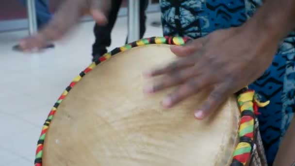 Hobby e intrattenimento. Le mani maschili battono il tamburo ritmicamente. Primo piano — Video Stock