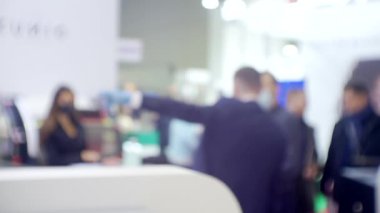 Geçmişi bulanık. İş toplantısında tanınmayan insanlar.