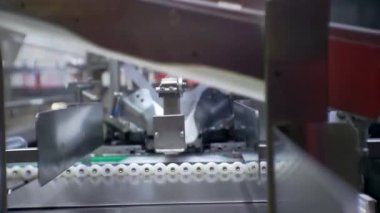 Çalışan üretim ekipmanları. Karmaşık bir mekanizmanın parçaları taşınıyor.