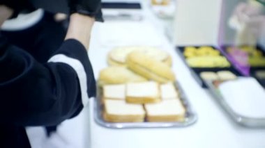 Mutfaktaki aşçı temiz bir yemek çarşafı tutuyor. Yakın plan.