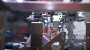 Tasarımınız için soyut teknoloji arka planı. Çalışan üretim ekipmanları