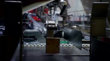 Tasarımınız için soyut teknoloji arka planı. Çalışan üretim ekipmanları