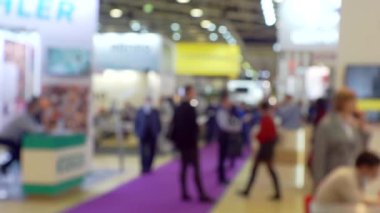 Büyük ve parlak bir iş merkezinde tanınmayan insanlar. Bulanık video.