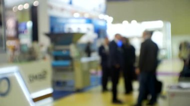 Büyük, modern bir binada tanınmayan insanlar. İş teması için arkaplan