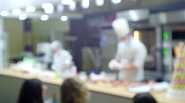 Şefler halkın önünde bir ürünün iş sunumunu yapıyorlar.