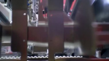 Çalışan üretim ekipmanları. Karmaşık bir mekanizmanın parçaları taşınıyor.