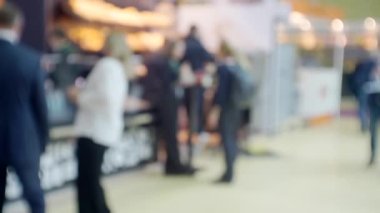 İş toplantısı ya da müzakere yapan tanınmayan kişiler