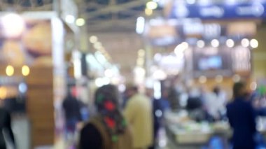 Büyük ve parlak bir iş merkezinde tanınmayan insanlar. Bulanık video.