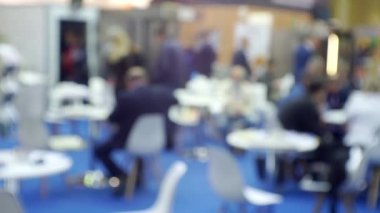 Büyük ve parlak bir iş merkezinde tanınmayan insanlar. Bulanık video.