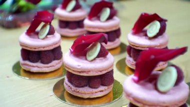 Modern yemekler. Şekerleme. Kremalı ve dutlu güzel pastalar. Yakın plan.