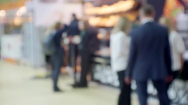 İş toplantısı ya da müzakere yapan tanınmayan kişiler