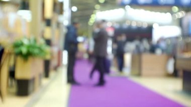 Büyük, modern bir binada tanınmayan insanlar. Odaklanamayan bulanık video..