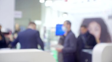 Arka plan bulanık. İş toplantısında tanınmayan insanlar.