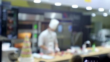 Şefler, halkın önünde yüksek lisans yapıyor. Bulanık arkaplan