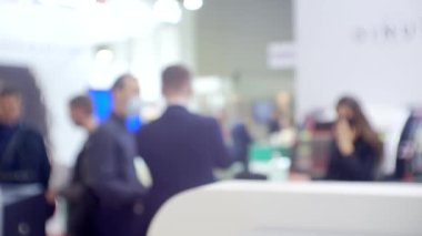 Geçmişi bulanık. İş toplantısında tanınmayan insanlar.