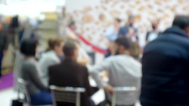 İş toplantısı ya da müzakere yapan tanınmayan kişiler.