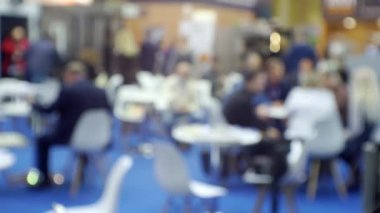 Büyük ve parlak bir iş merkezinde tanınmayan insanlar. Bulanık video.