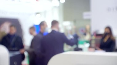 İş toplantısı ya da müzakere yapan tanınmayan kişiler.