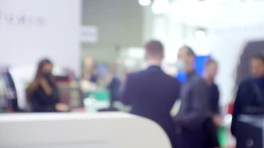 Arka plan bulanık. İş toplantısında tanınmayan insanlar.