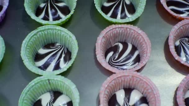 生産ライン上の明るいワッフルカップにチョコレートとクリーミーなアイスクリーム. — ストック動画