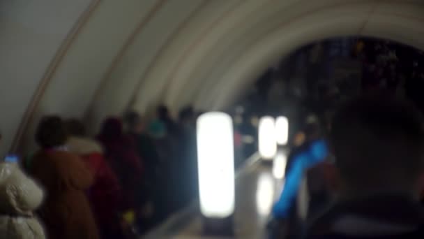 .Multidão turva de pessoas se movendo no conceito de metrô escalator.underground. — Vídeo de Stock