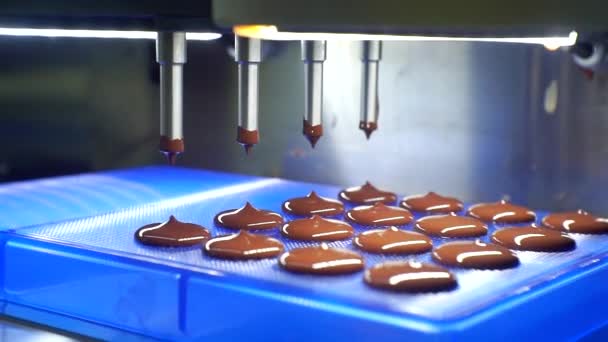 Massa de chocolate líquido é derramado a partir da máquina. close-up — Vídeo de Stock