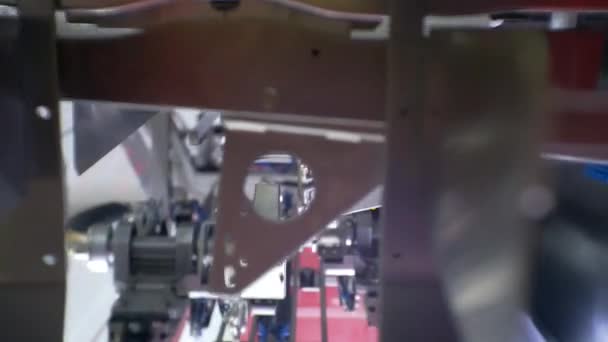 Fragmento do equipamento de produção de trabalho. Partes móveis de um mecanismo complexo. — Vídeo de Stock