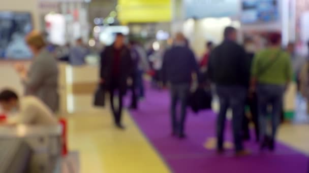 Siluetas de gente moderna irreconocible dentro de un centro comercial — Vídeos de Stock