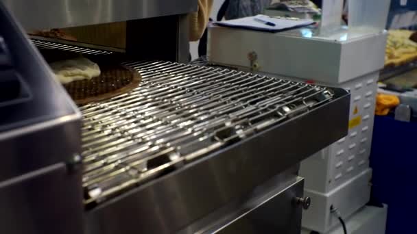 Si koki menaruh seprei roti dengan kue mentah di oven. Close-up — Stok Video
