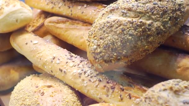 Frisch gebackenes Brot in verschiedenen Sorten steht in der Vitrine. Nahaufnahme. — Stockvideo