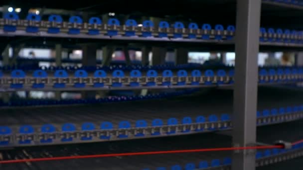 Máquina transportadora de vários níveis redonda automática em uma padaria. Close-up — Vídeo de Stock