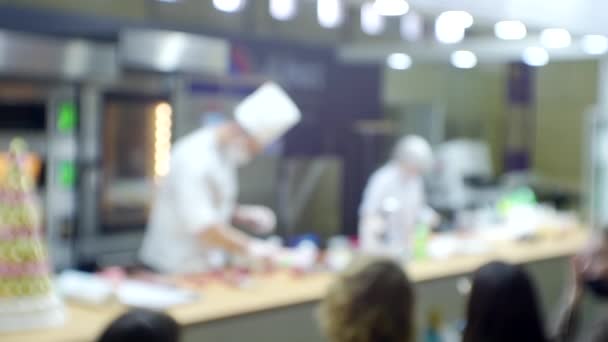 Šéfkuchaři vedou mistrovskou třídu před shromážděným publikem. — Stock video