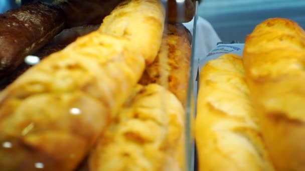 Freshly baked bread of various varieties is on the showcase. Close-up. — Stock Video