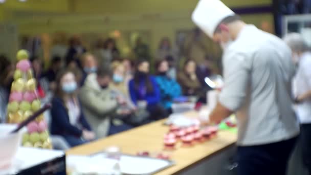 Kockar leder en mästarklass framför den samlade publiken. — Stockvideo