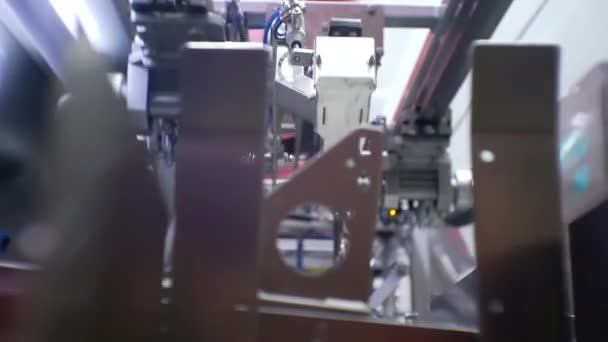 Arbetsproduktionsutrustning. Rörliga mekaniska delar till en komplex mekanism. — Stockvideo