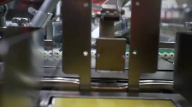 Tasarımınız için soyut teknoloji arka planı. Çalışan üretim ekipmanları. Karmaşık bir mekanizmanın mekanik parçalarını hareket ettirmek. Yakın plan.
