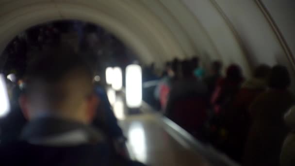 Multidão turva de pessoas se movendo no conceito de metrô escalator.underground. Pessoas irreconhecíveis no metro andam na escada rolante. Multidão de pessoas desfocado estilo de vida vídeo — Vídeo de Stock