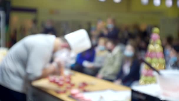 Gli chef si esibiscono davanti al pubblico dando una presentazione aziendale di un prodotto. Sfondo sfumato per un tema culinario o aziendale — Video Stock