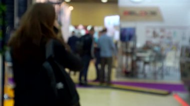 İş teması geçmişi. Büyük ve parlak bir iş merkezinde tanınmayan insanlar. Bulanık odaklı görüntü