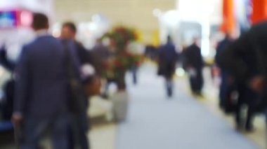 İş ve finans. Geçmişi. Modern iş merkezinin lobisinde tanınmayan insanlar. bulanık odaklı görüntü