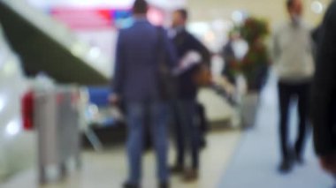 İş ve finans. Geçmişi. Modern iş merkezinin lobisinde tanınmayan insanlar. bulanık odaklı görüntü