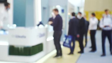 İş ve finans. Geçmişi. Modern iş merkezinin lobisinde tanınmayan insanlar. bulanık odaklı görüntü
