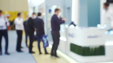 İş toplantısı ya da müzakere yapan tanınmamış insanlar. Bulanık odaklı görüntü. İş teması arkaplanı