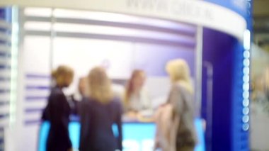 İş toplantısı ya da müzakere yapan tanınmamış insanlar. Bulanık odaklı görüntü. İş teması arkaplanı