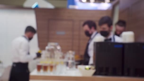 Moderner Kleinunternehmer. Silhouetten von mehreren nicht erkennbaren Kellnern in derselben Uniform, die in einem Café arbeiten.Unscharfes defokussiertes Video.Bildschirmschoner oder Hintergrund zu einem Geschäftsthema — Stockvideo