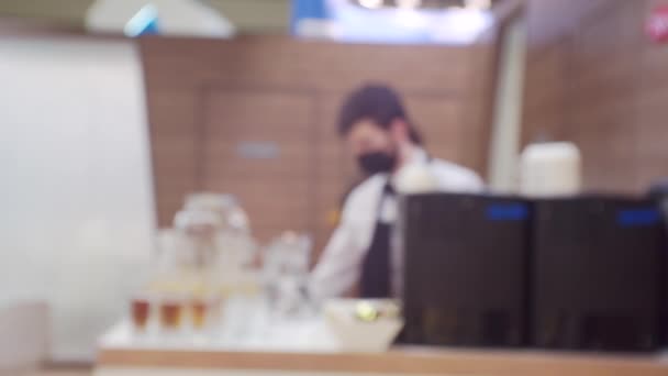 Moderna små företag.Silhuetter av flera oigenkännliga servitörer i samma uniform arbetar i ett café.suddig defocused video.Screensaver eller bakgrund på ett affärstema — Stockvideo