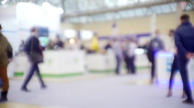 Modern şehir hayatı. İş temasında bulanık arkaplan. Bulanık odaklı görüntü. Büyük, modern bir binada tanınmayan insanlar.