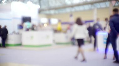 Modern şehir hayatı. İş temasında bulanık arkaplan. Bulanık odaklı görüntü. Büyük, modern bir binada tanınmayan insanlar.