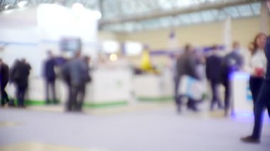 Modern şehir hayatı. İş temasında bulanık arkaplan. Bulanık odaklı görüntü. Büyük, modern bir binada tanınmayan insanlar.